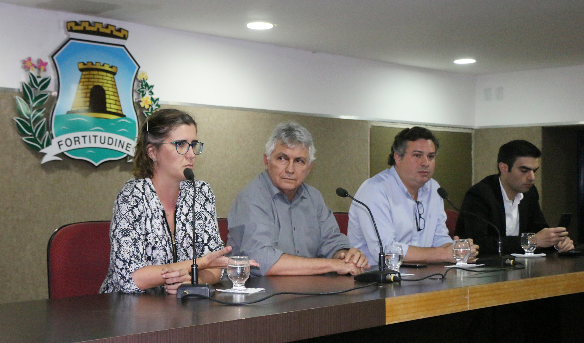 várias pessoas numa mesa de auditório